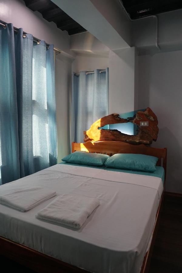 L Cafe Restobar & Lyn'S Guest House سان خوان المظهر الخارجي الصورة