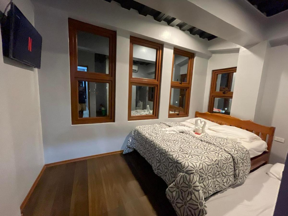 L Cafe Restobar & Lyn'S Guest House سان خوان المظهر الخارجي الصورة