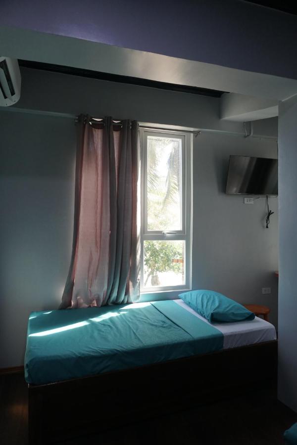 L Cafe Restobar & Lyn'S Guest House سان خوان المظهر الخارجي الصورة