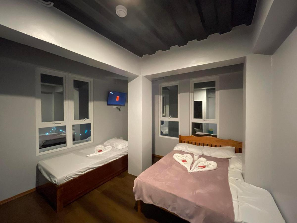 L Cafe Restobar & Lyn'S Guest House سان خوان المظهر الخارجي الصورة
