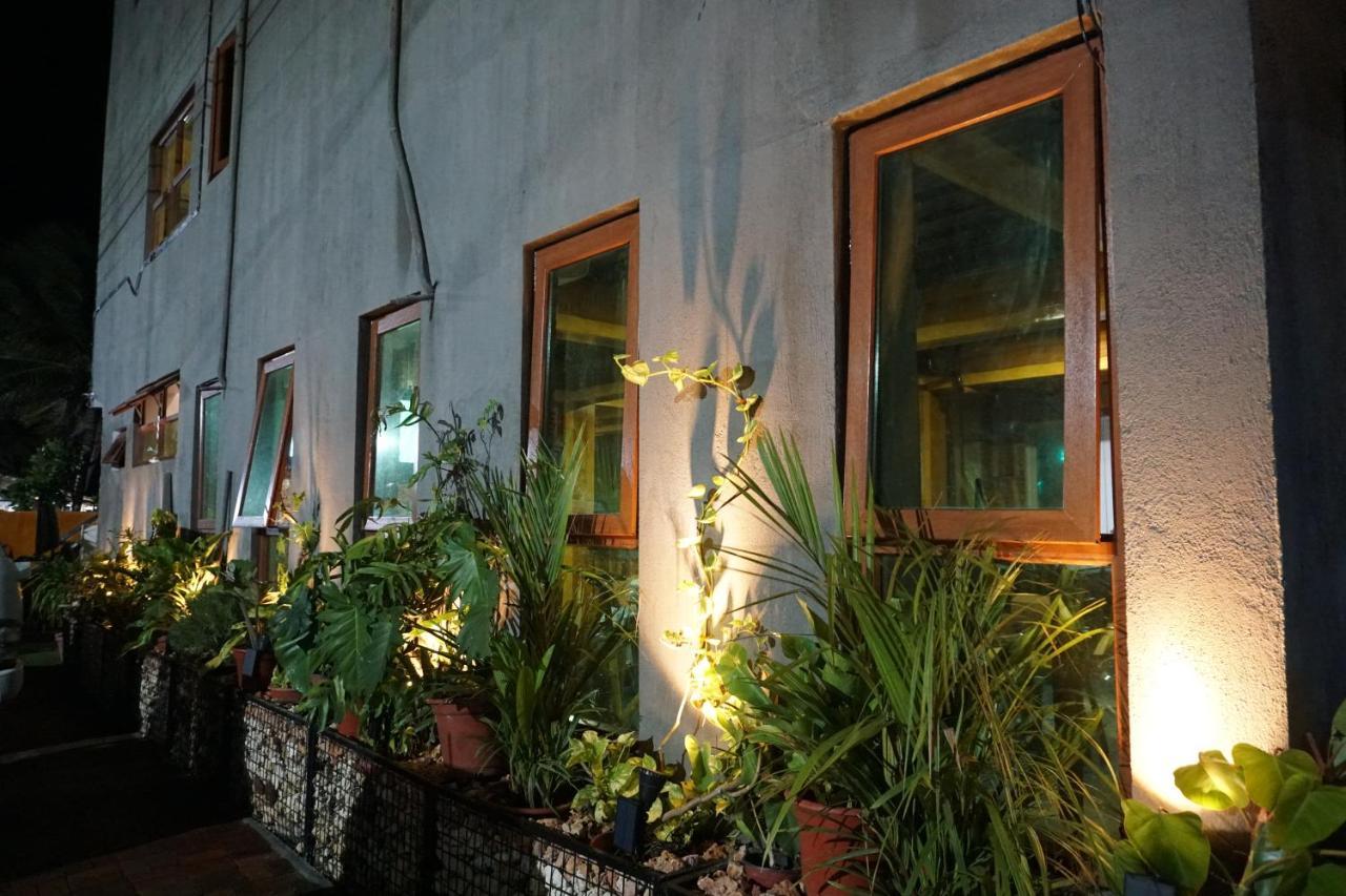 L Cafe Restobar & Lyn'S Guest House سان خوان المظهر الخارجي الصورة