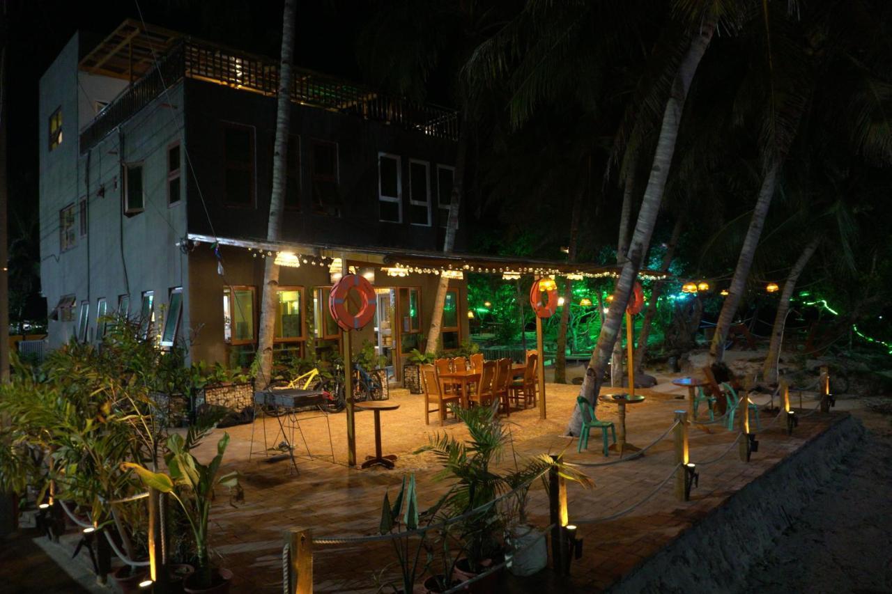 L Cafe Restobar & Lyn'S Guest House سان خوان المظهر الخارجي الصورة