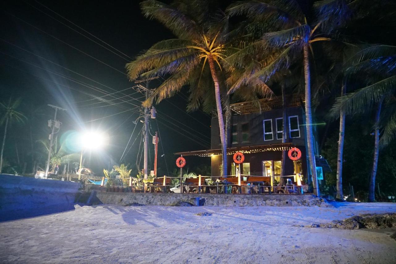 L Cafe Restobar & Lyn'S Guest House سان خوان المظهر الخارجي الصورة
