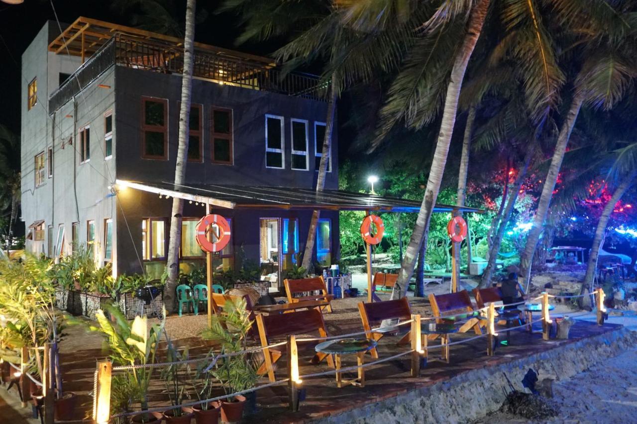 L Cafe Restobar & Lyn'S Guest House سان خوان المظهر الخارجي الصورة