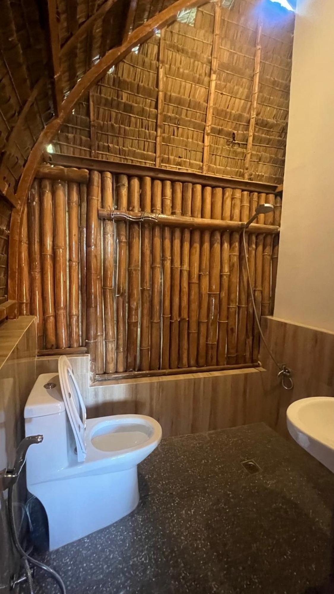 L Cafe Restobar & Lyn'S Guest House سان خوان المظهر الخارجي الصورة