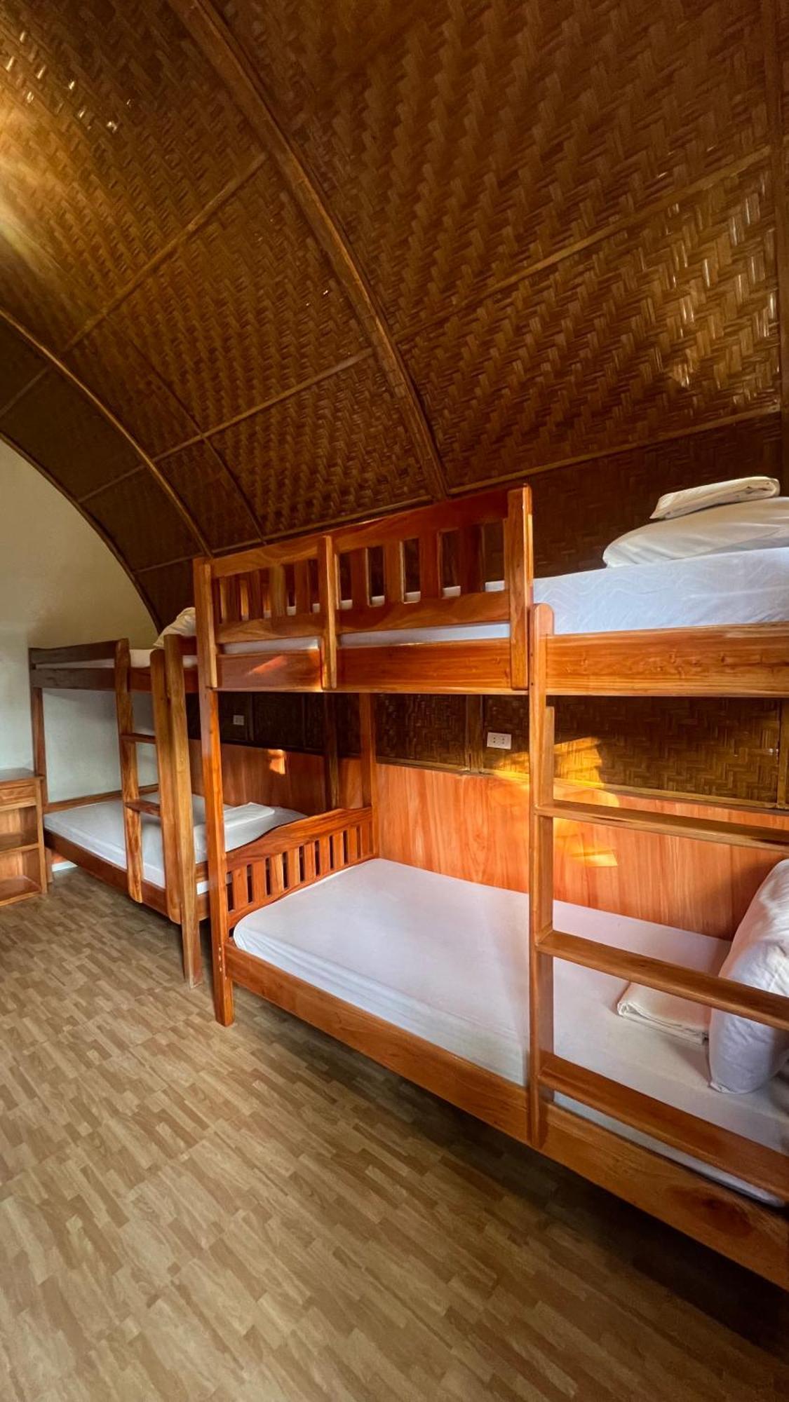 L Cafe Restobar & Lyn'S Guest House سان خوان المظهر الخارجي الصورة