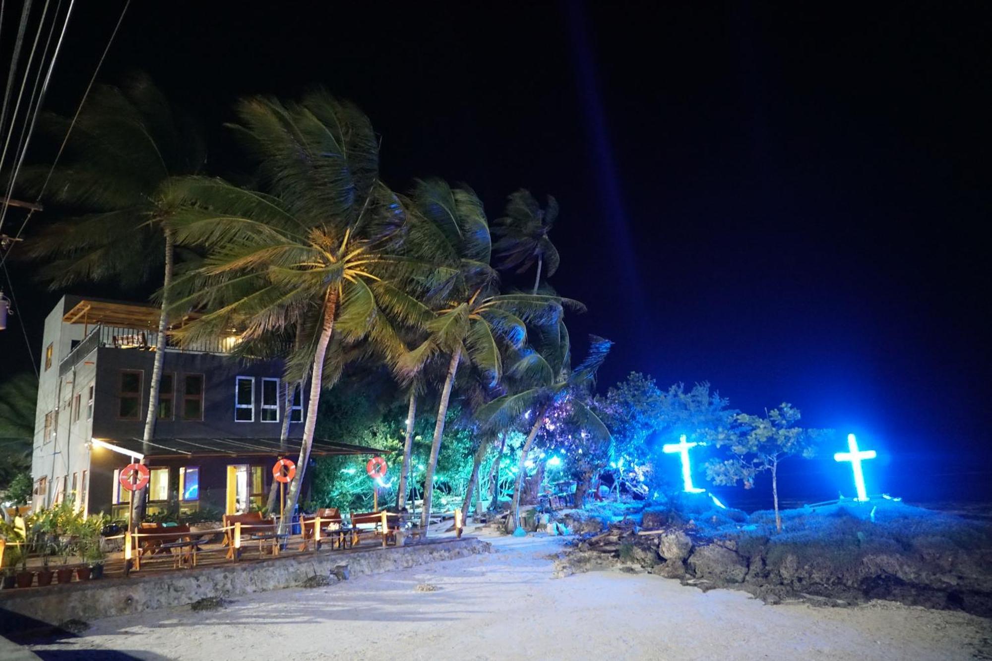 L Cafe Restobar & Lyn'S Guest House سان خوان المظهر الخارجي الصورة