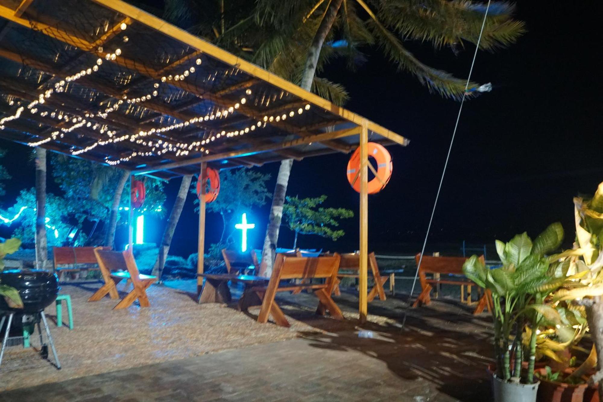 L Cafe Restobar & Lyn'S Guest House سان خوان المظهر الخارجي الصورة