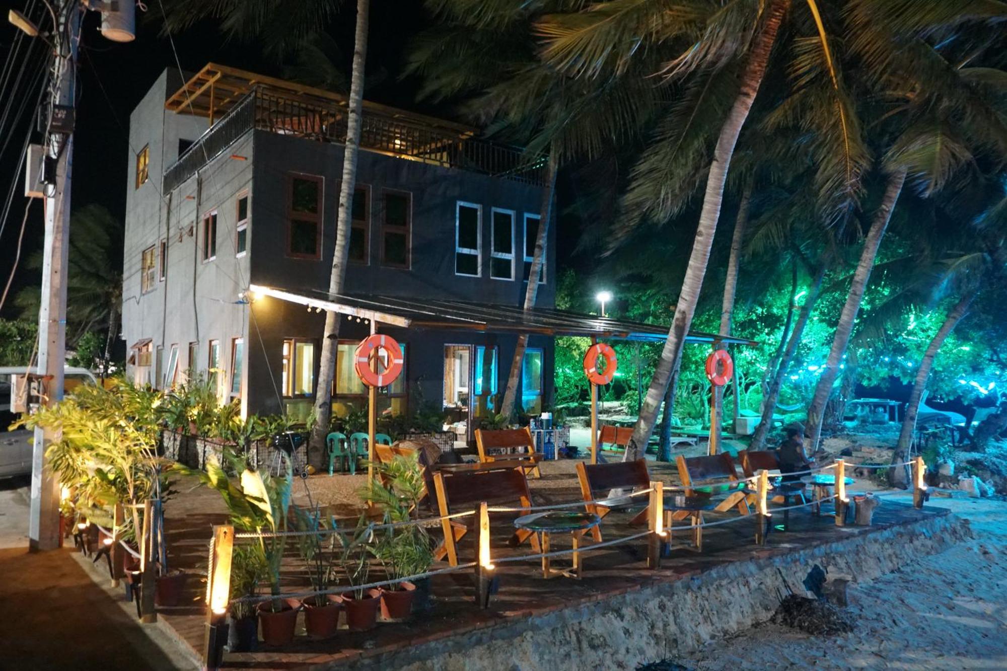 L Cafe Restobar & Lyn'S Guest House سان خوان المظهر الخارجي الصورة