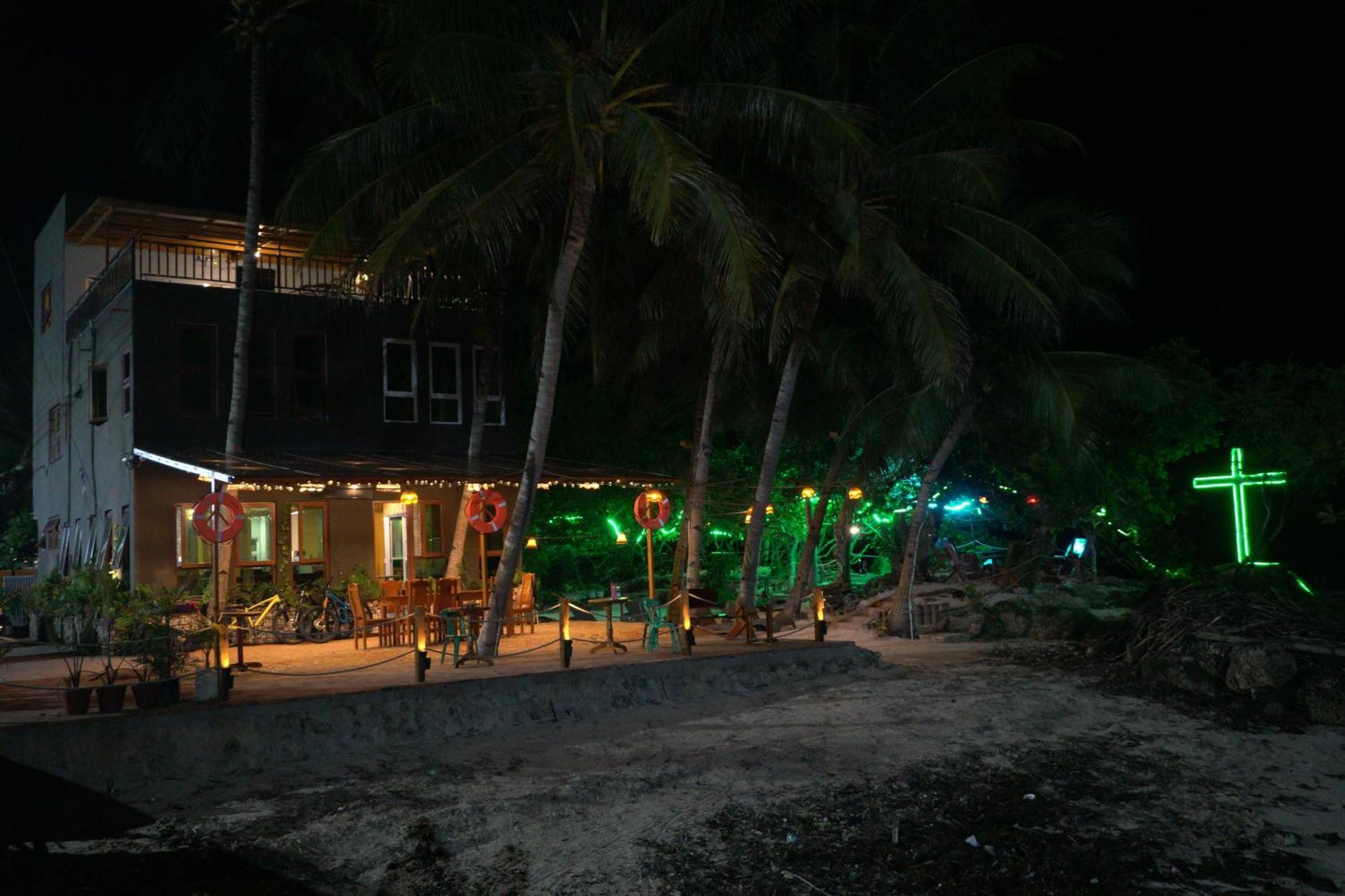 L Cafe Restobar & Lyn'S Guest House سان خوان المظهر الخارجي الصورة
